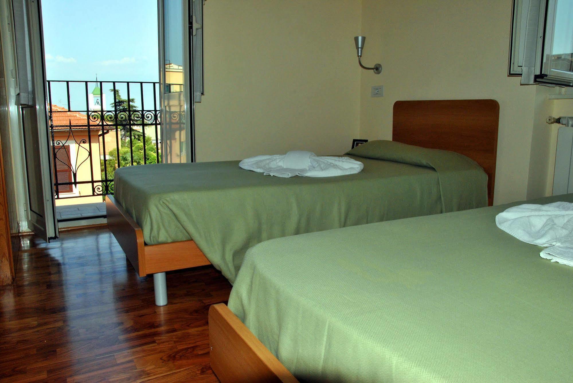 Hotel Casa Per Ferie Beato Rosaz Rom Exterior foto
